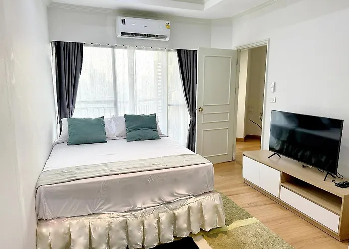 Center Next To Platinum Mall Апартаменты