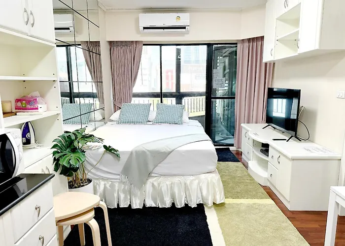 Апартаменты Center Next To Platinum Mall *