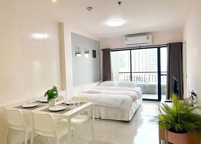 Center Next To Platinum Mall Апартаменты