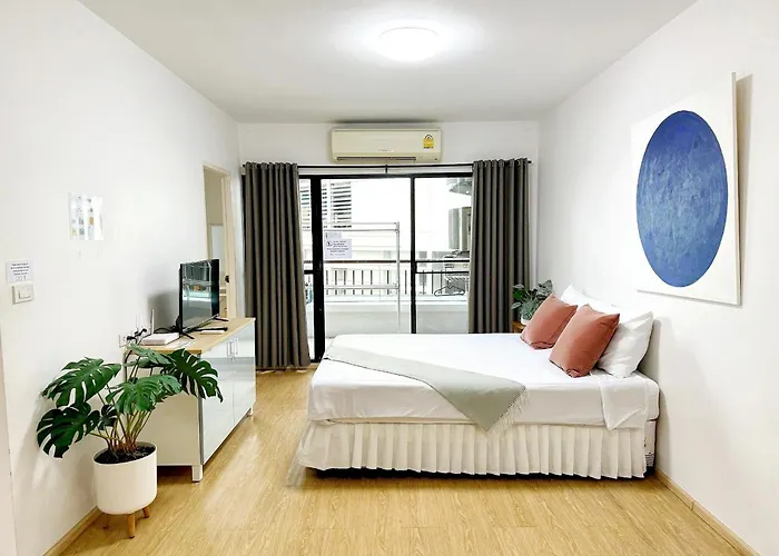 Center Next To Platinum Mall Апартаменты